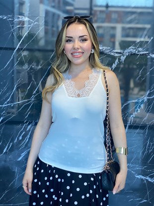 Beyaz Dantel Yaka Detaylı Body