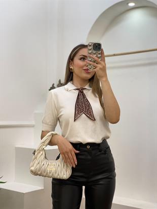 Beyaz Fularlı Polo Yaka Triko 