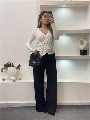 Beyaz Gold Broşlu Bluz