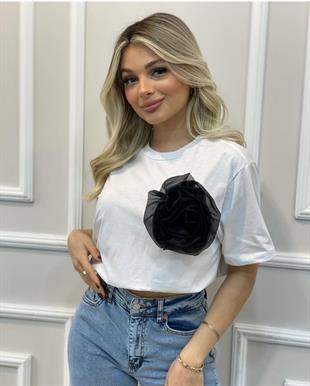 Beyaz Gül Broşlu Tshirt 