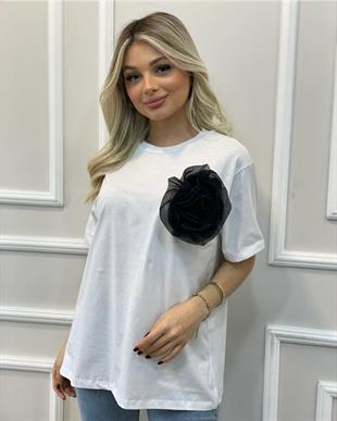 Beyaz Gül Broşlu Tshirt 