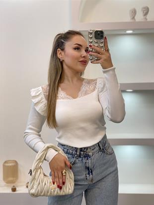 Beyaz Kolları Volanlı Dantel Detaylı Triko Bluz