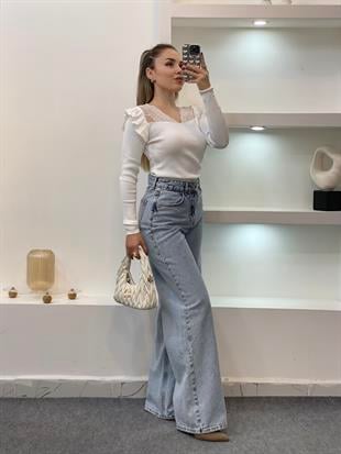 Beyaz Kolları Volanlı Dantel Detaylı Triko Bluz