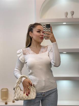 Beyaz Kolları Volanlı Dantel Detaylı Triko Bluz