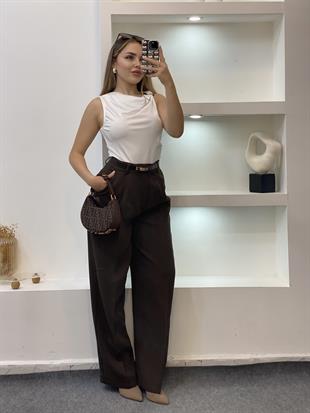 Beyaz Omuz Tokalı Degaje Yaka Bluz