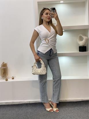 Beyaz Q Marka Gold Broşlu Bluz