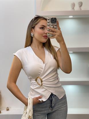 Beyaz Q Marka Gold Broşlu Bluz