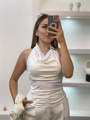 Beyaz Sırt Dekolteli Omuz Tokalı Degaje Yaka Bluz