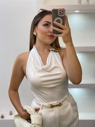 Beyaz Sırt Dekolteli Omuz Tokalı Degaje Yaka Bluz