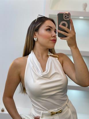 Beyaz Sırt Dekolteli Omuz Tokalı Degaje Yaka Bluz