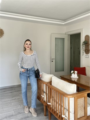 Beyaz Üzerine  İnce Siyah Çizgili Basic Bluz