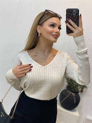 Beyaz V Yaka Delikli Model Triko