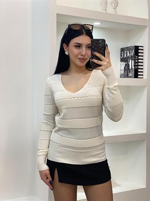 Beyaz V Yaka Desenli Triko Bluz