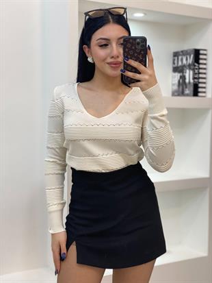 Beyaz V Yaka Desenli Triko Bluz