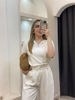 Beyaz V Yaka İnci Detaylı Triko Bluz