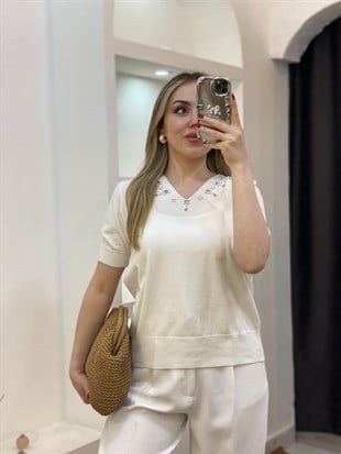 Beyaz V Yaka İnci Detaylı Triko Bluz