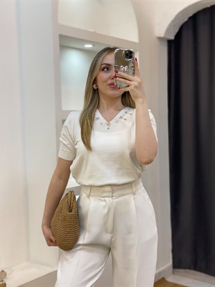 Beyaz V Yaka İnci Detaylı Triko Bluz