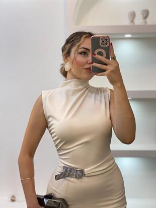 Ekru Fit Gösteren Premium Kalite Taş Detaylı Elbise
