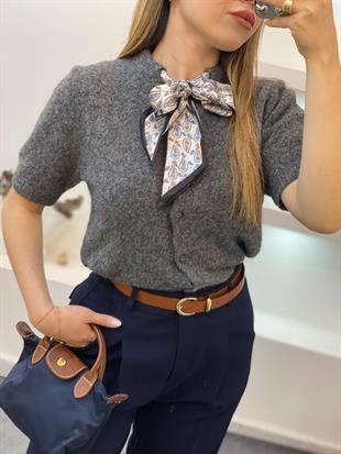 Gri Renk Fularlı Hırka 