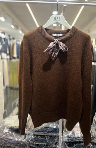 Kahve Fularlı Kazak