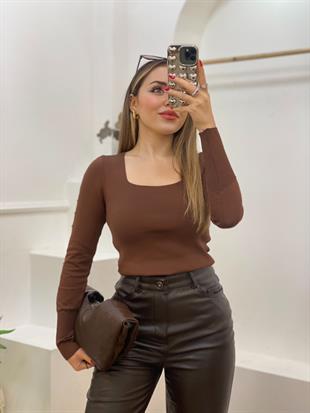 Kahve Kolları Sıralı İnci Detaylı Triko Bluz