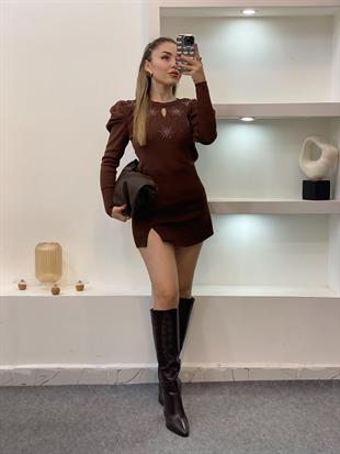 Kahve Önü Mini Pencereli Taşlı Triko Bluz