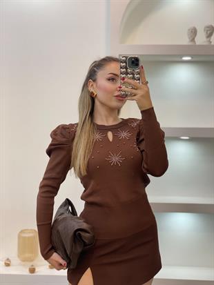 Kahve Önü Mini Pencereli Taşlı Triko Bluz