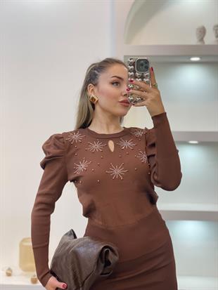 Kahve Önü Mini Pencereli Taşlı Triko Bluz