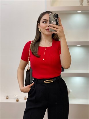 Kırmızı Kolları V Gold Aksesuarlı Triko Bluz