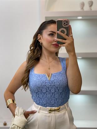 Mavi V Aksesuarlı Dantel Bluz