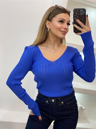 Mavi V Yaka Desenli Model Triko