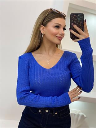 Mavi V Yaka Desenli Model Triko