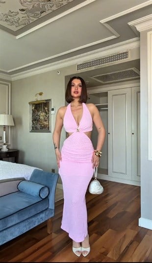 Pembe Beli Dekolteli Gold Broşlu Likralı  Elbise