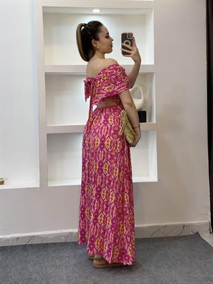 Pembe Desenli Sırt Dekolteli Elbise