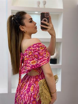 Pembe Desenli Sırt Dekolteli Elbise