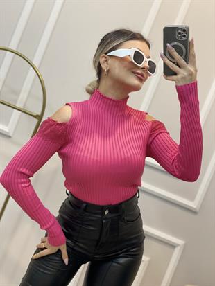 Pembe Omuzları Açık Dantel Detay Triko