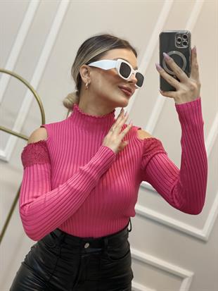 Pembe Omuzları Açık Dantel Detay Triko