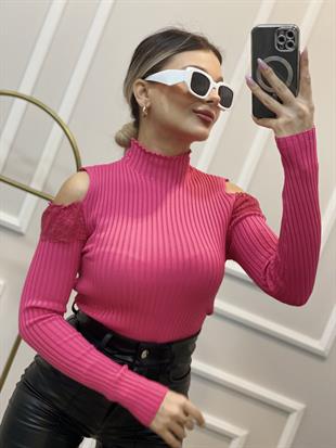 Pembe Omuzları Açık Dantel Detay Triko