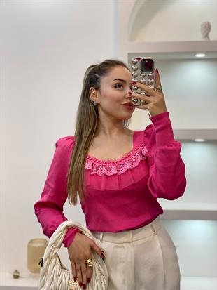 Pembe Tül Detay İnci Çakımlı Triko Bluz