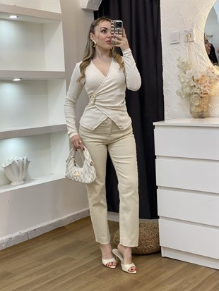 Q Marka Bej Kruvaze Yaka Gold Broşlu Bluz 