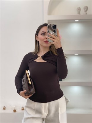 Q Marka Kahve Ön Yaka Dekolteli Gold Broşlu Siyah Bluz 