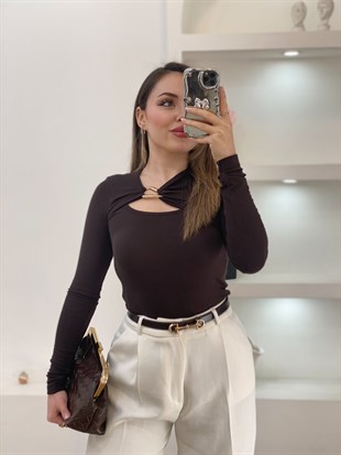 Q Marka Kahve Ön Yaka Dekolteli Gold Broşlu Siyah Bluz 