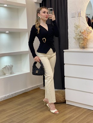 Q Marka Siyah Kruvaze Yaka Gold Broşlu Bluz 
