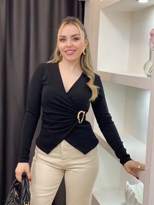Q Marka Siyah Kruvaze Yaka Gold Broşlu Bluz 