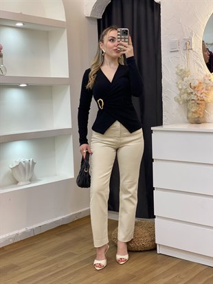 Q Marka Siyah Kruvaze Yaka Gold Broşlu Bluz 