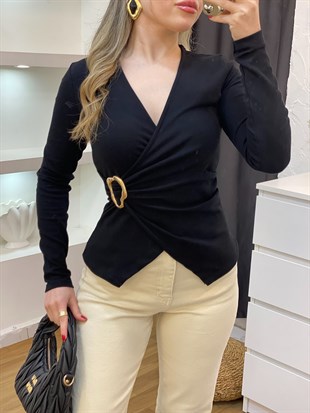 Q Marka Siyah Kruvaze Yaka Gold Broşlu Bluz 