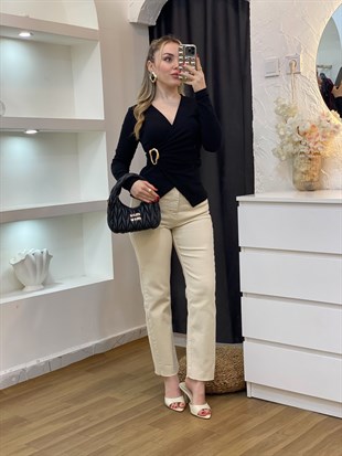 Q Marka Siyah Kruvaze Yaka Gold Broşlu Bluz 