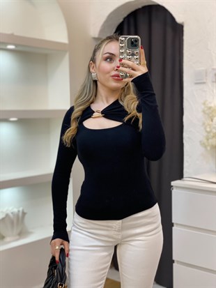 Q Marka Siyah Ön Yaka Dekolteli Gold Broşlu Siyah Bluz 