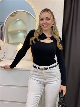 Q Marka Siyah Ön Yaka Dekolteli Gold Broşlu Siyah Bluz 