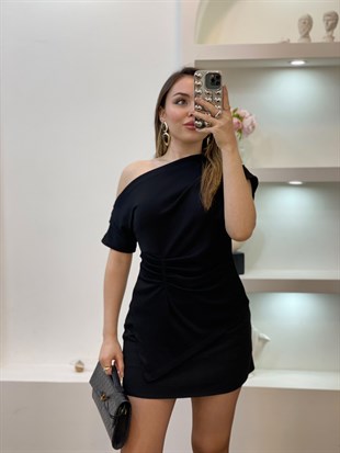 Siyah Asimetrik Yaka Büzgü Detaylı Modal Bluz